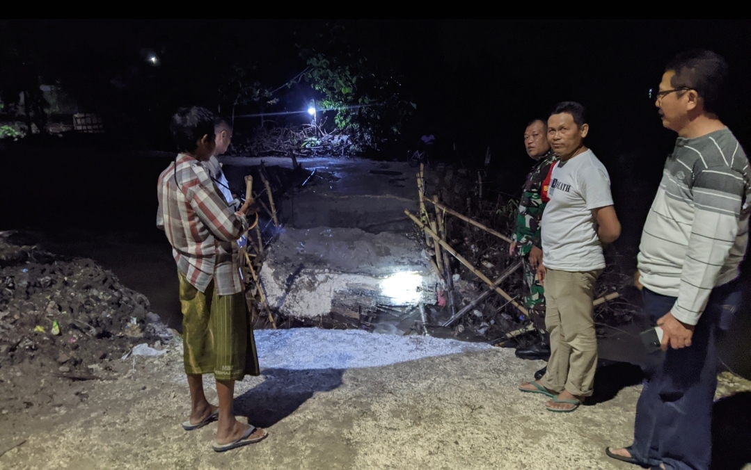 Hujan Deras Jembatan Darurat Penghubung Desa Bendo Putus, Warga Putar hingga 12 Km