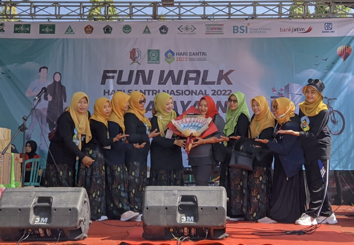 PAC Fatayat Sumberrejo Warnai Hari Santri dengan Fun Walk