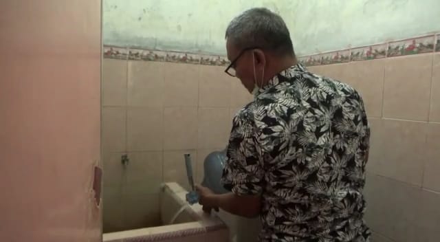 Air PDAM Bermasalah, Sejumlah Warga Gunakan Air Galon untuk Mandi