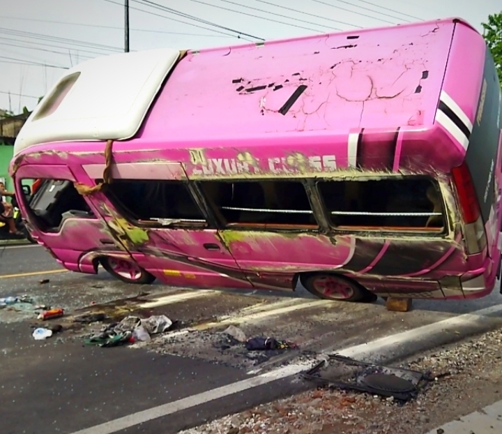 Diduga Sopir Ngantuk, Minibus Elf Terbalik 6 Orang Luka-luka