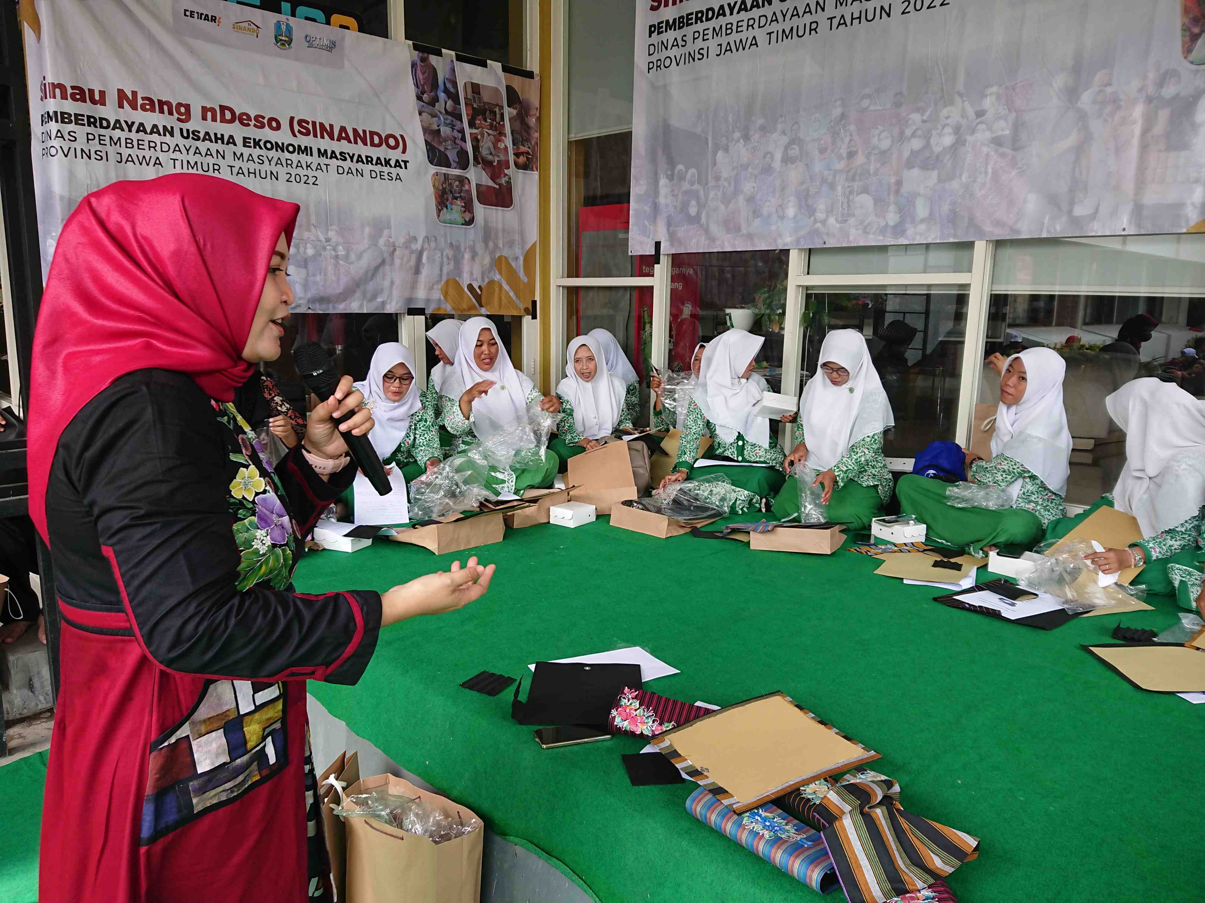 Ibu-Ibu Fatayat Ikut Sinando Bareng Zahida Painting