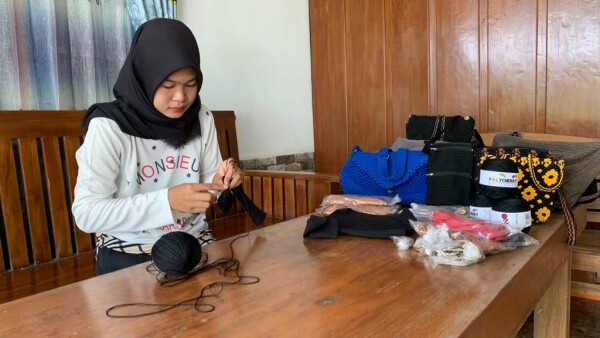 Keren, Gadis Penyandang Disabilitas Hasilkan Karya Tas Rajut Bernilai Jual Tinggi