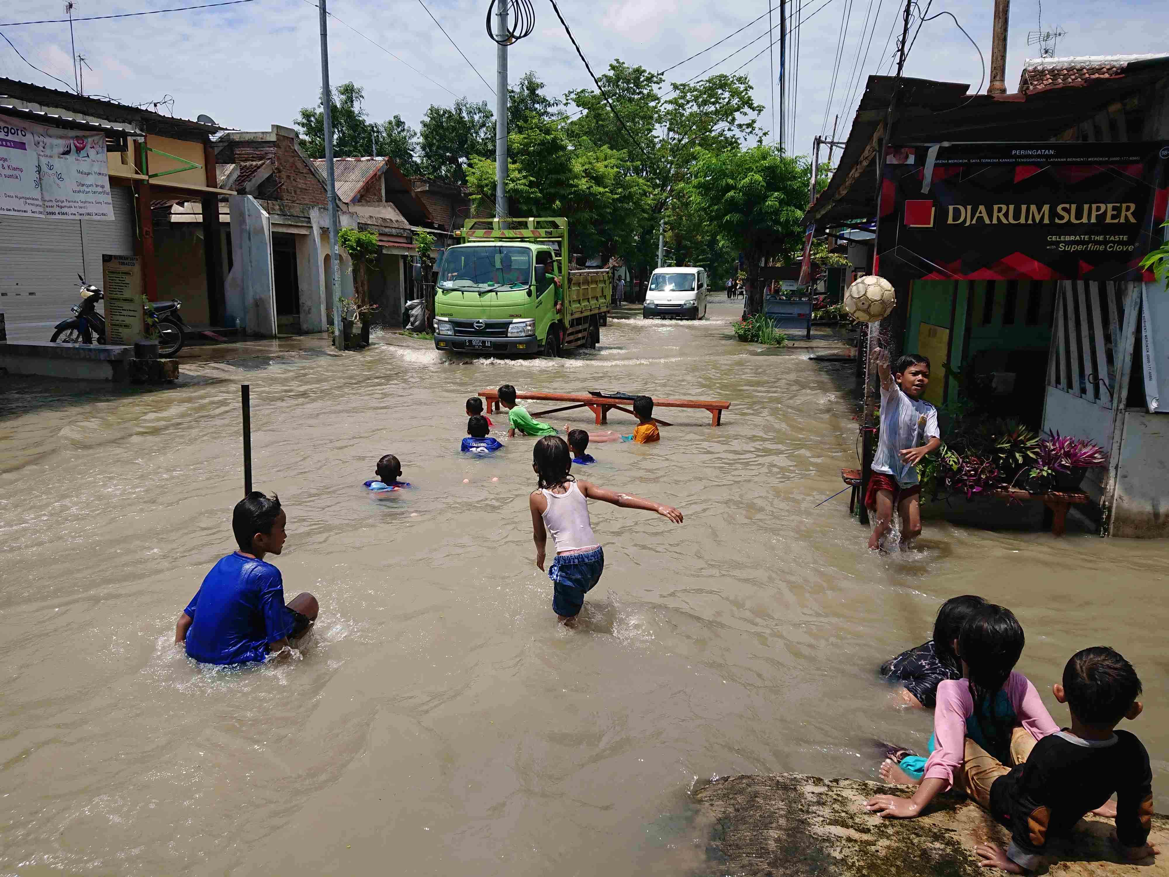 Banjir, Jalan Pun Jadi Kolam Renang Dadakan