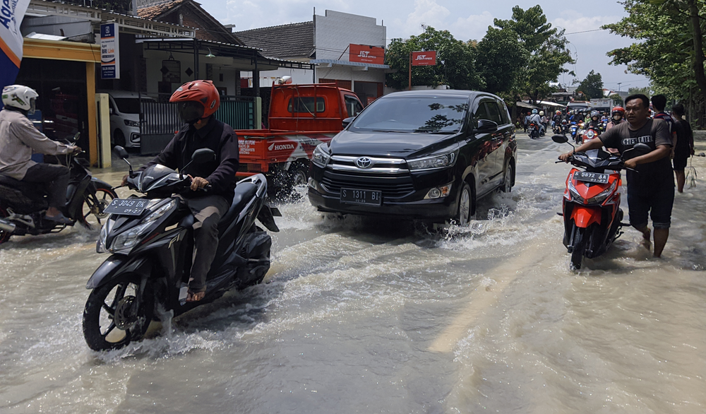Jalan Nasional Bojonegoro-Babat Terendam Banjir, Macet Mengular