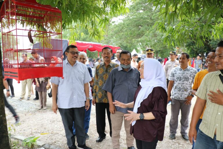 Bupati Anna Resmikan Pasar Burung Bagi Para Bird Lovers