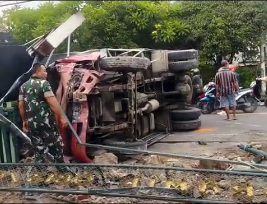 Diduga Pecah Ban, Truk Box Oleng Tabrak Pagar Koramil 0813-06 Bojonegoro
