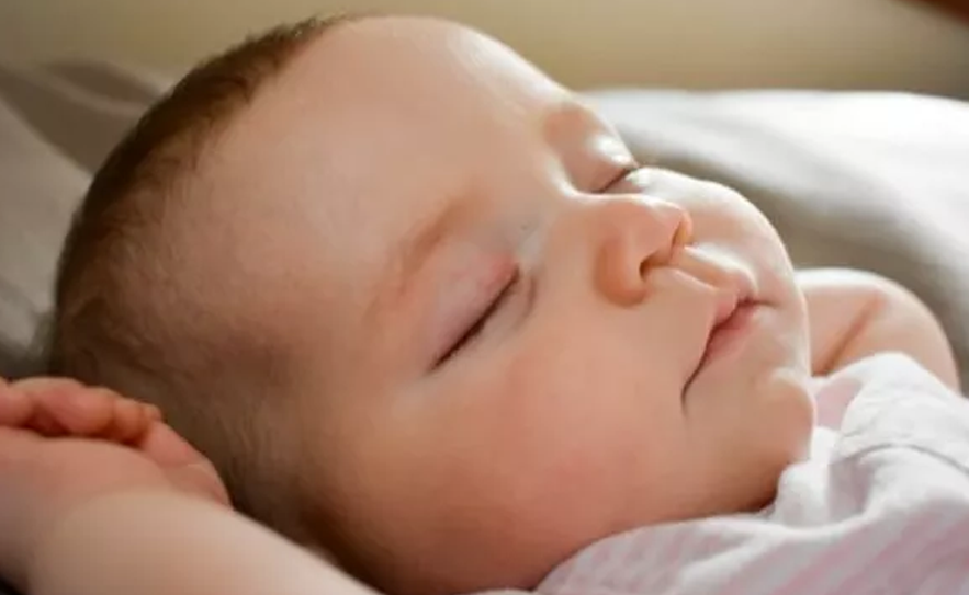 Bayi Rewel Saat Tidur Malam, Apa Bisa karena Ruam Popok?