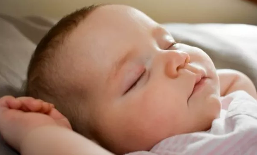 Bayi Rewel Saat Tidur Malam, Apa Bisa karena Ruam Popok?