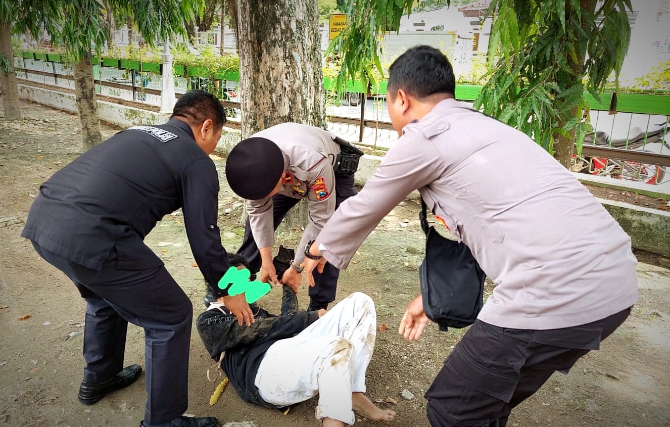 Seorang Pemuda Tergeletak di Alun-alun Bojonegoro Diringkus Polisi