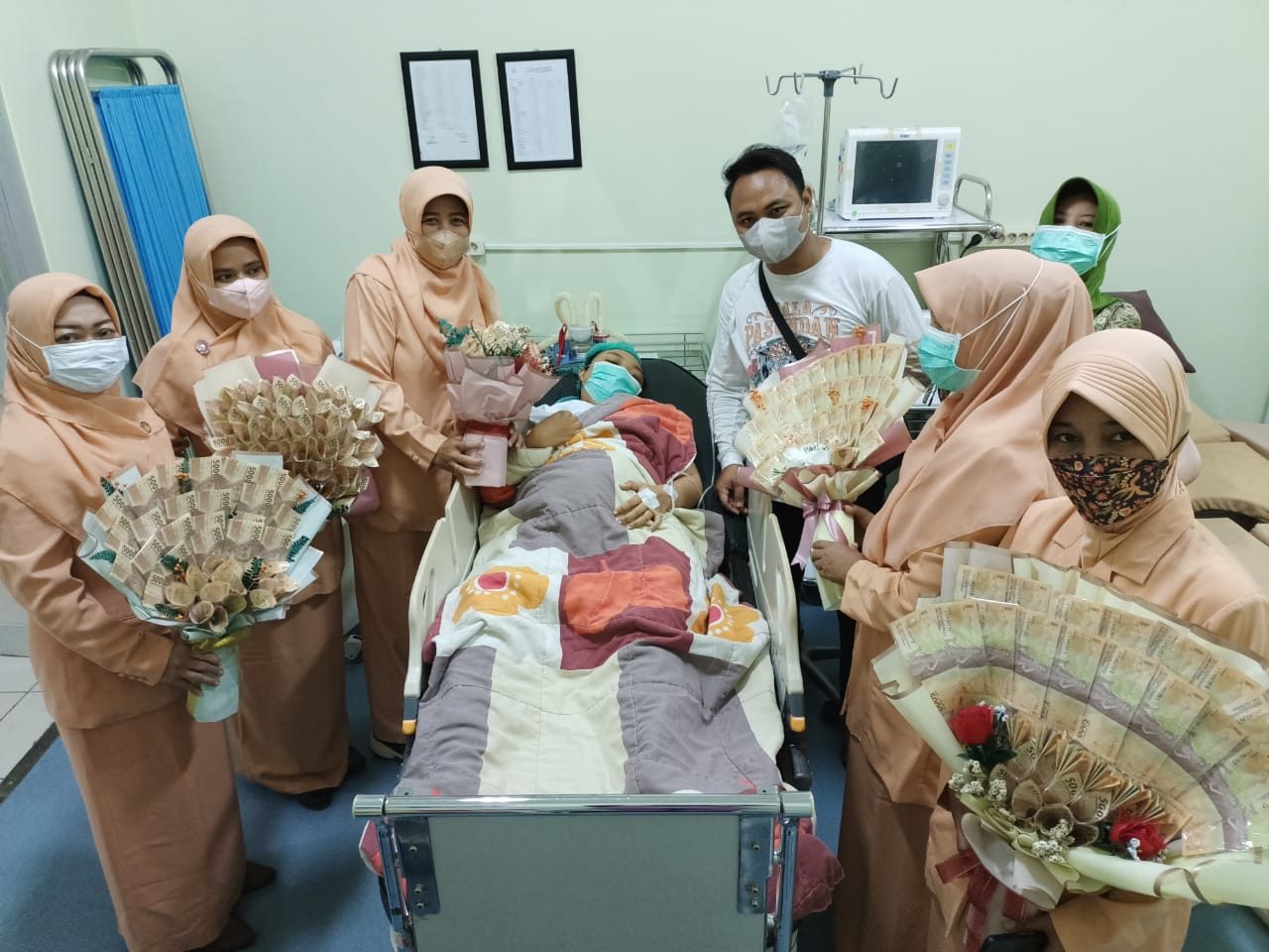 Peringati Hari Ibu, Dharma Wanita Persatuan RSUD Sosodoro Semangati Bumil yang Melahirkan