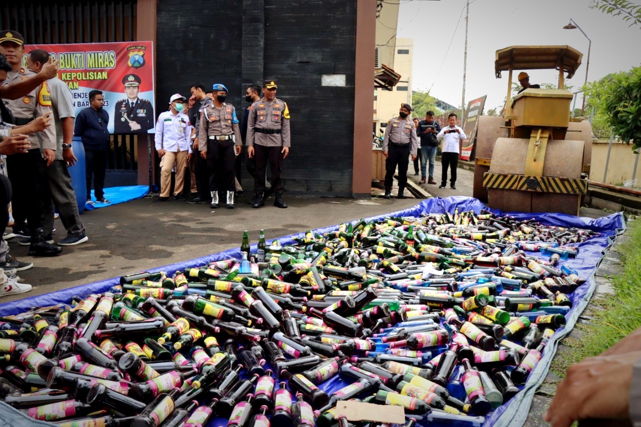 Ribuan Liter Miras Dimusnahkan, Kapolres: Jika Masih Ada yang Jualan, Laporkan!!