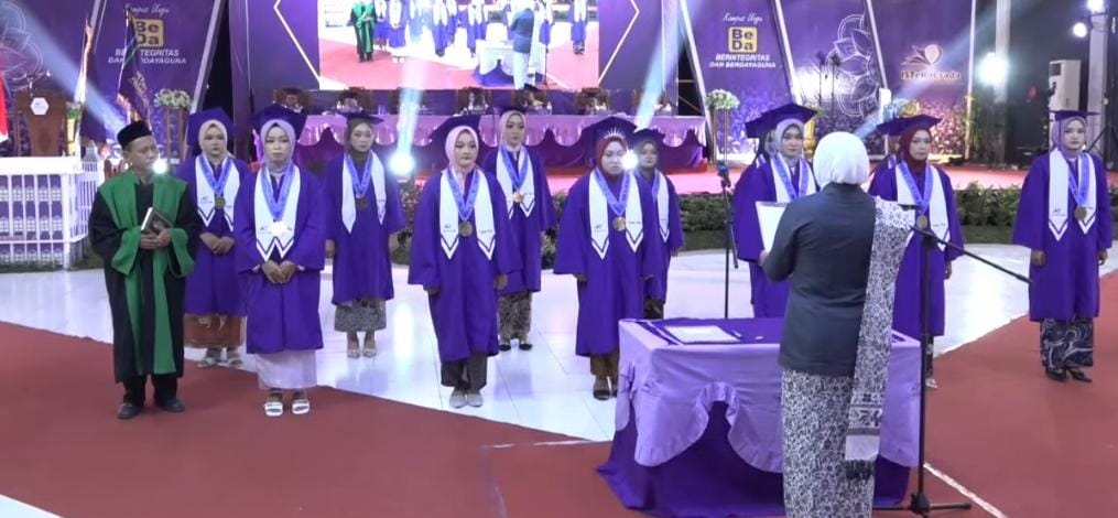 Rapat Senat Terbuka, ISTeK ICsada Bojonegoro Pindahkan 164 Tali Toga Wisudawan