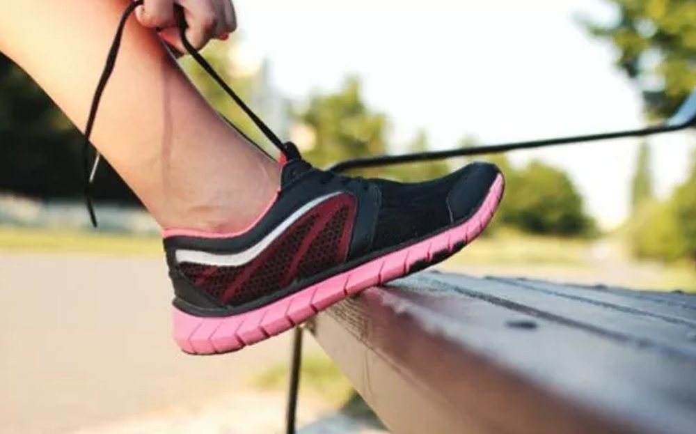 5 Risiko Cedera Kaki Bila Salah Pilih Sepatu, Bisa Sampai Operasi Lho!