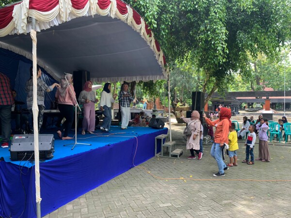 Pertunjukan Musik Hibur Pengunjung Kayangan Api, dan Berkah Bagi Pedagang
