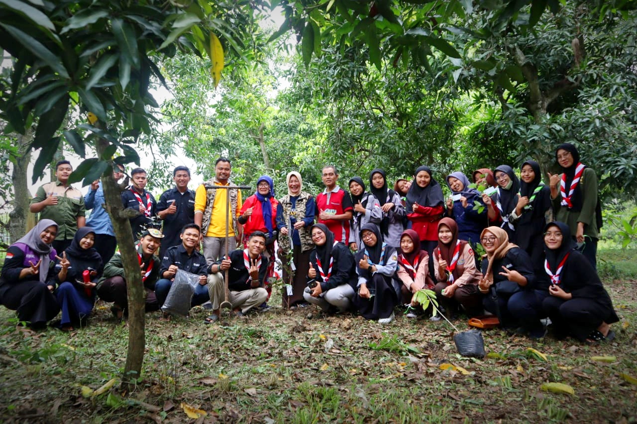 Awal Tahun, Pramuka Bojonegoro Lakukan Tanam Pohon dan Meluncurkan Buku