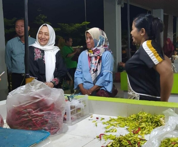 Kunjungi Pasar Wisata, Bupati Anna Borong Aneka Sayuran Segar