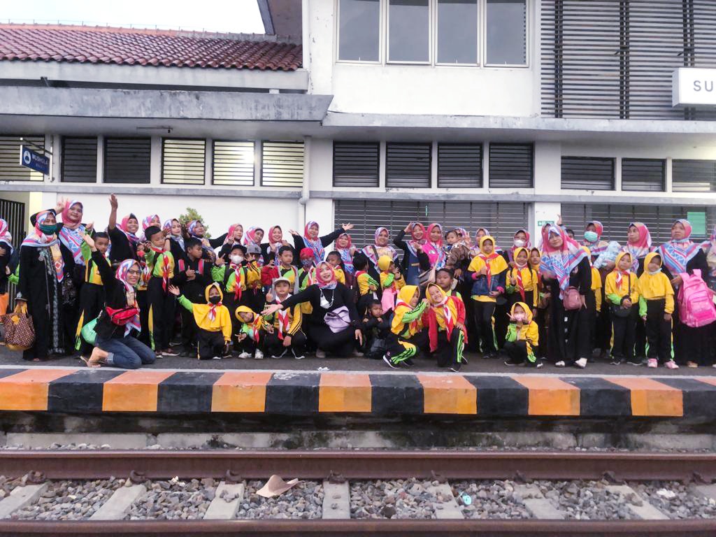 MI Islamiyah Sarangan Ajak Siswa Naik Kereta ke Surabaya