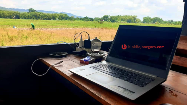 Ngopi di Sekitar Jembatan Kare yang Syahdu