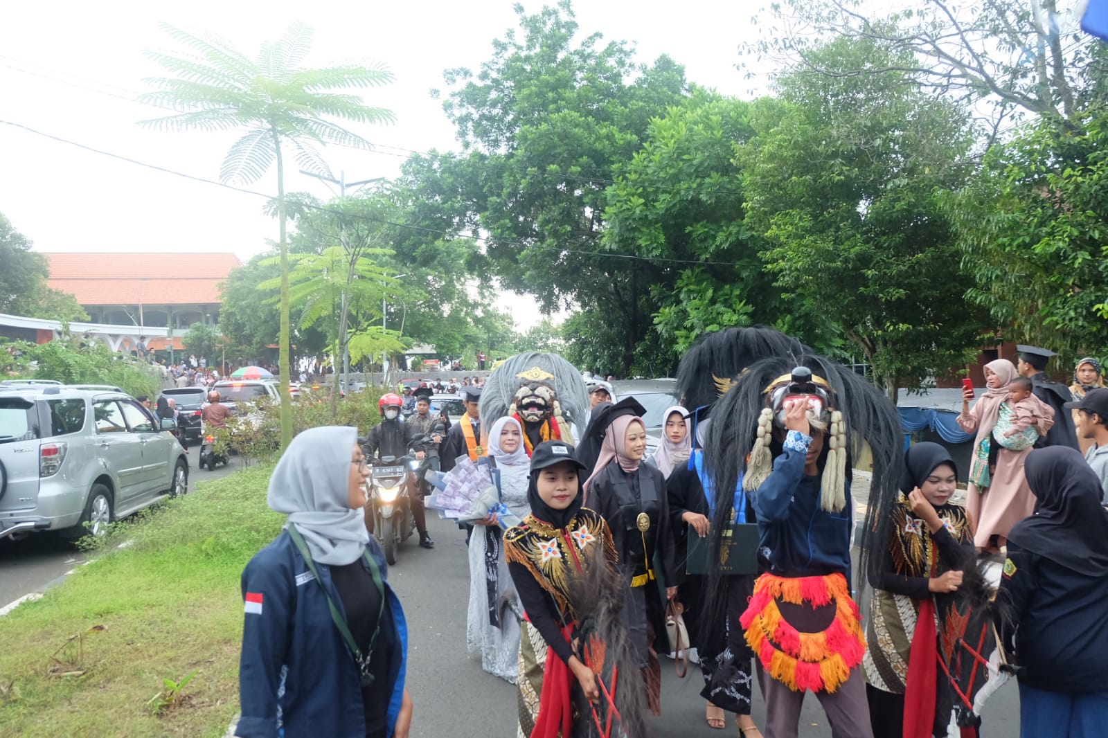 Barongan dan Jaranan Iringi Penjemputan Wisudawan asal Blora