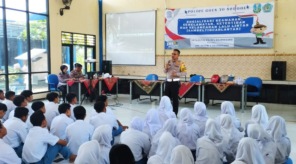 Police Goes to School Satlantas Sambangi SMKN 5 Bojonegoro