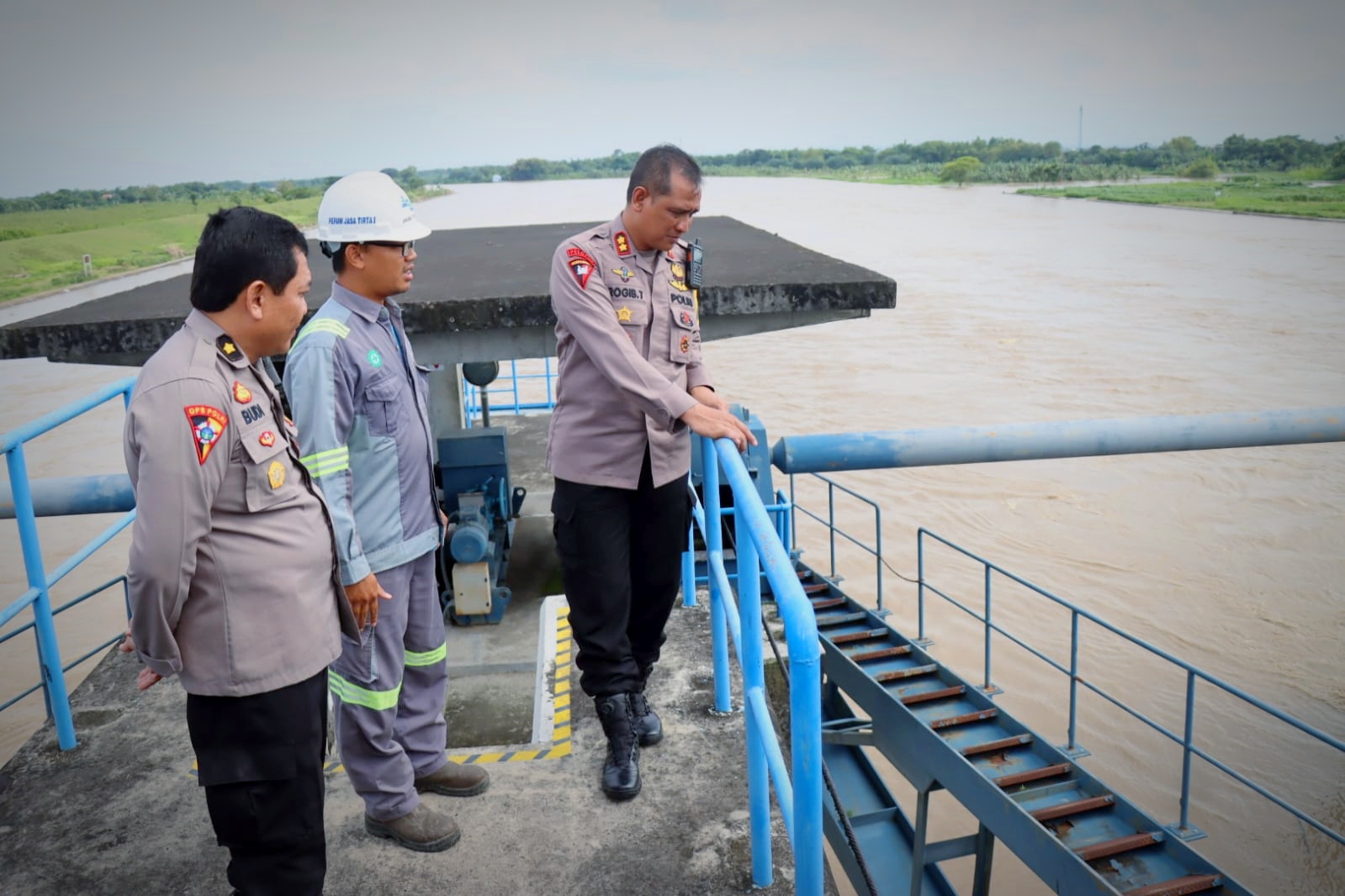 Perintahkan Jajarannya Siaga, Kapolres Pantau Langsung TMA Bengawan Solo