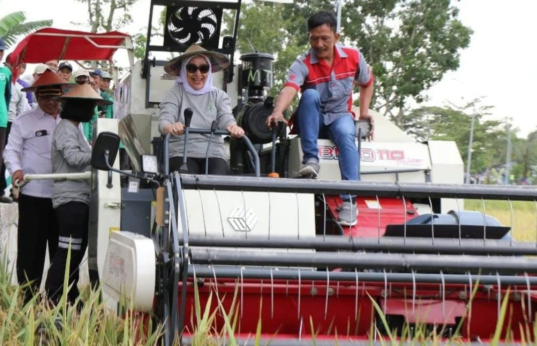 Bupati Bojonegoro Coba Langsung Bantuan Alsintan Combine Harvester