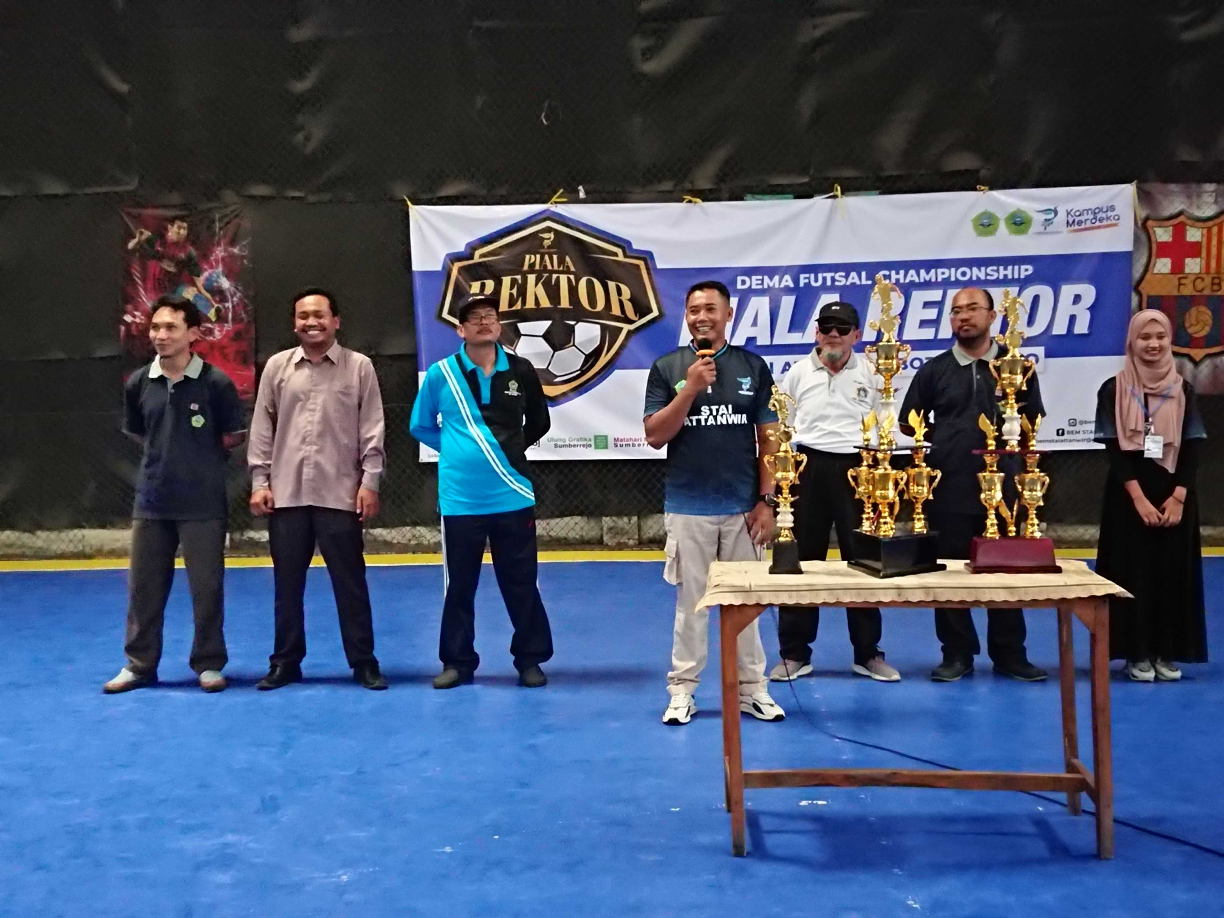 Kick Off Ketua STAI Attanwir Tandai Piala Rektor Dema Futsal Championship Dibuka