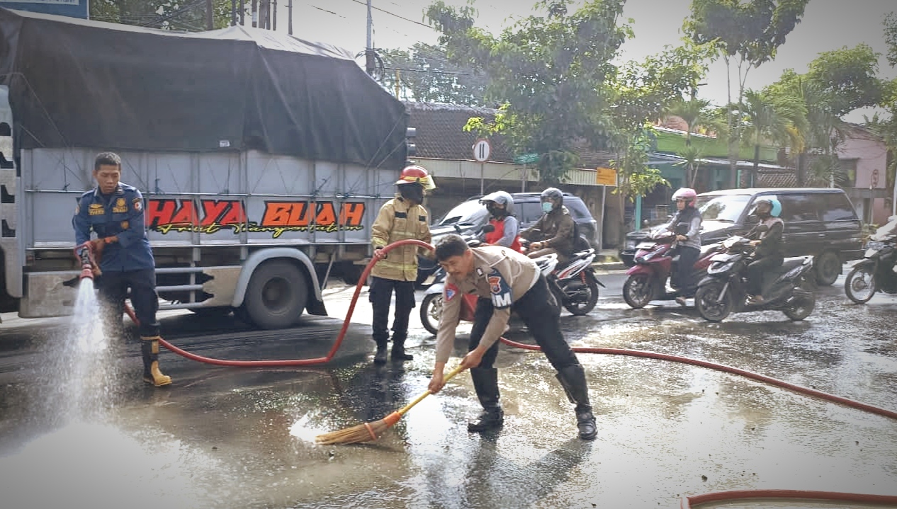 Material Cor Berceceran, Satlantas Polres Bojonegoro Peringatkan Pengusaha Cor
