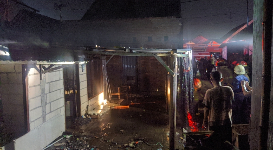 Diduga Lupa Matikan Kompor, Satu Rumah di Sambiroto Ludes Terbakar
