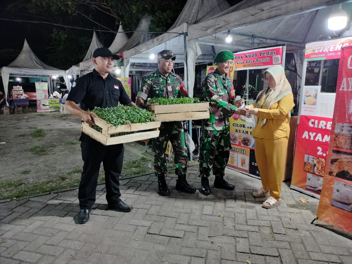 Lapak UMKM di Rajekwesi Night Carnival Bagi Bibit Cabai Buat Pengunjung