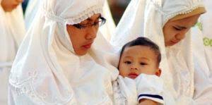 Hukum Menggendong Anak saat Salat