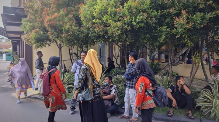 Antre Sejak Subuh, Ribuan Casis Polri dan CASN Antre SKCK di Polres Bojonegoro
