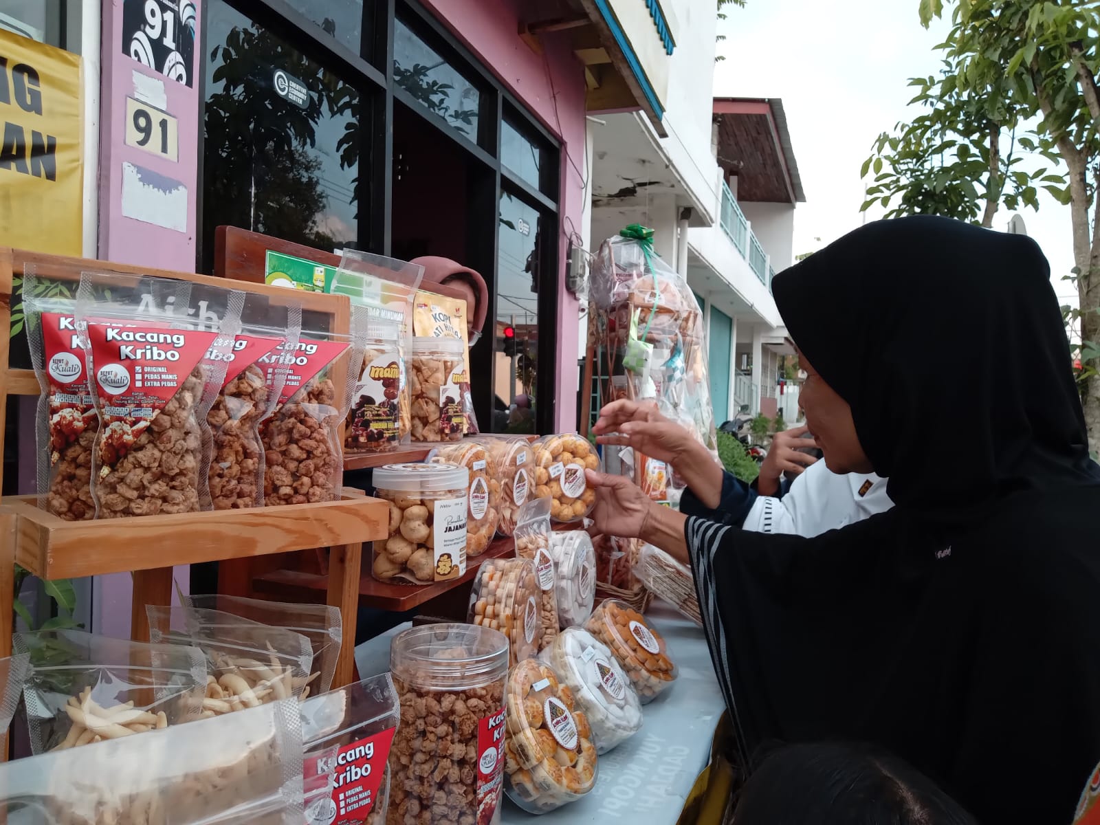 Bazar Kue Kering Lebaran, Ada Kue Kacang Hingga Kacang Oven