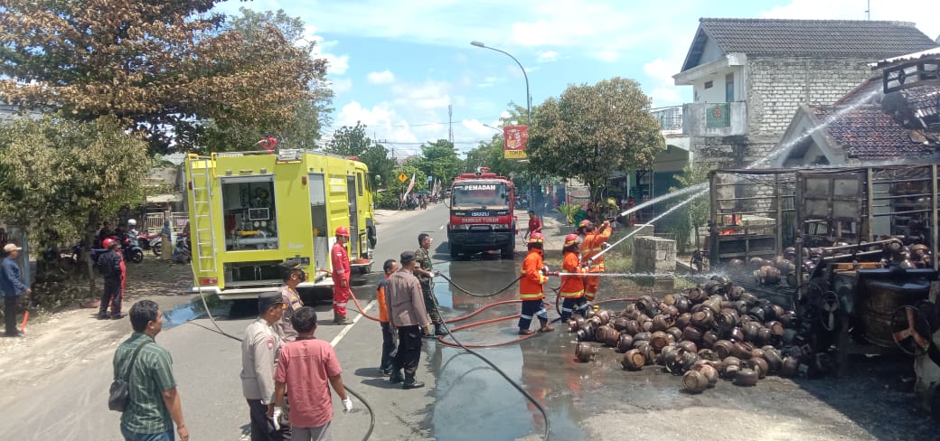 Kebakaran Bengkel Las, Motor Matic Hingga Truk Muatan LPG Ludes