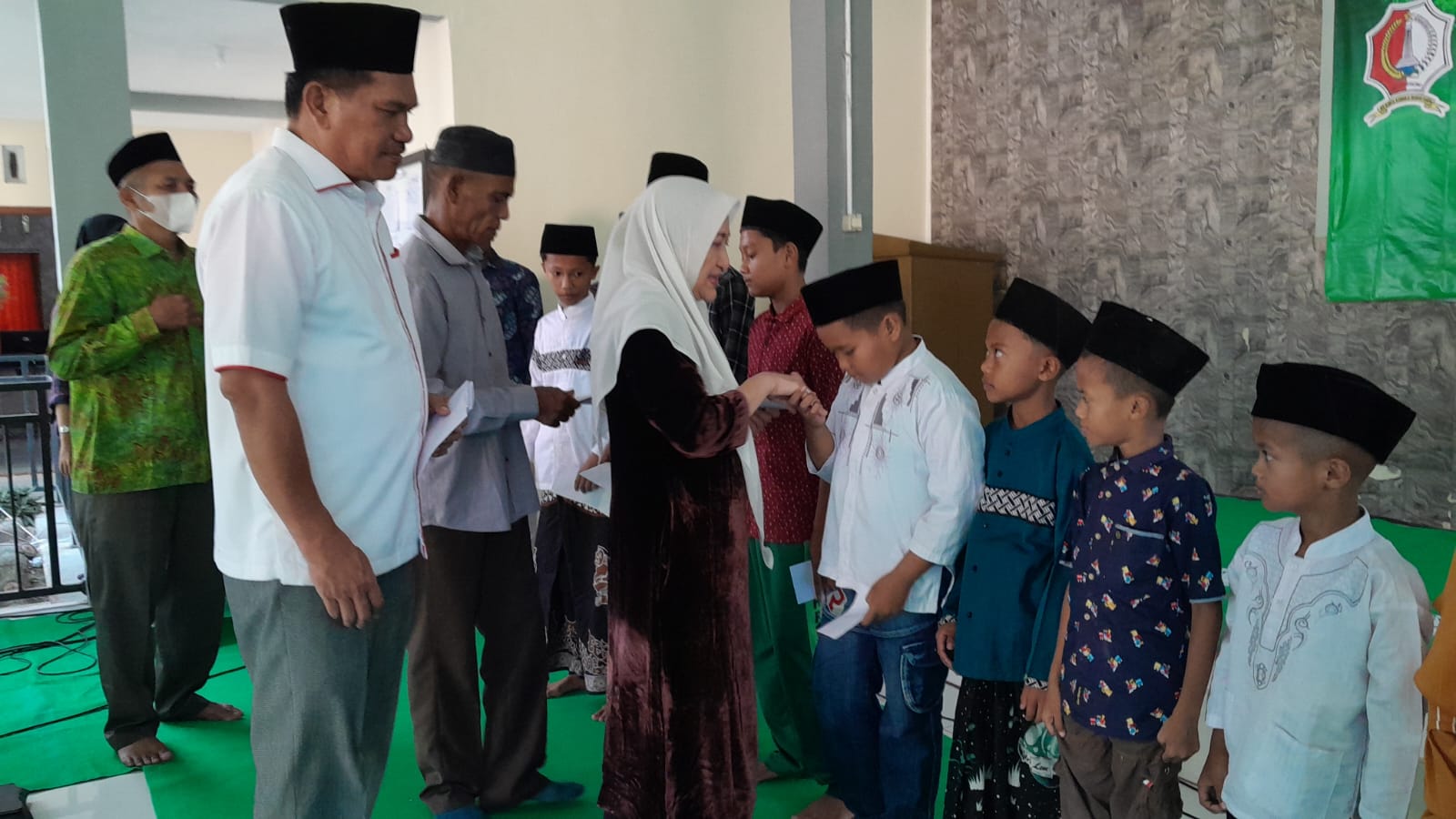 Pemdes Ringintunggal Bersama Karangtaruna Beri Santunan Anak Yatim