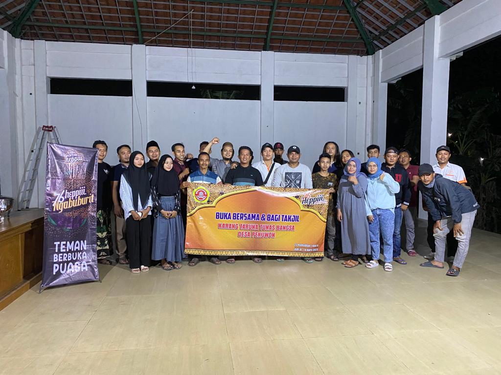 8 Desa di Bojonegoro Gelar Ramadan Heppiii, Warga Gotong Royong Pasang Lampu Jalan