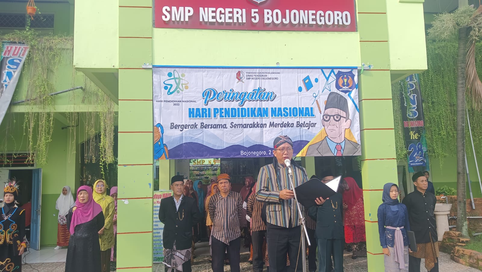 Upacara Hardiknas di SMPN 5 Bojonegoro Gunakan Pakaian Adat Nasional