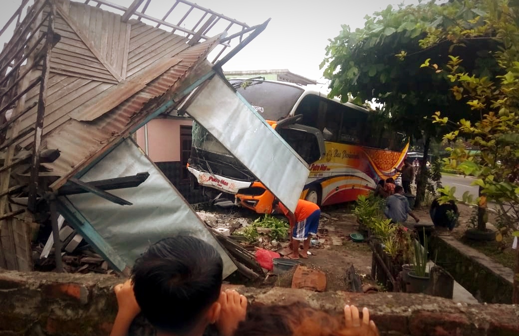 Usai Ziarah Dari Rembang, Bus Pariwisata Tabrak Rumah Dan Warung Di ...