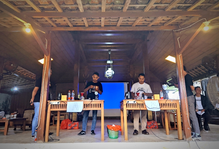 Puluhan Barista di Bojonegoro Ikuti Ajang Garasi V60 Battle
