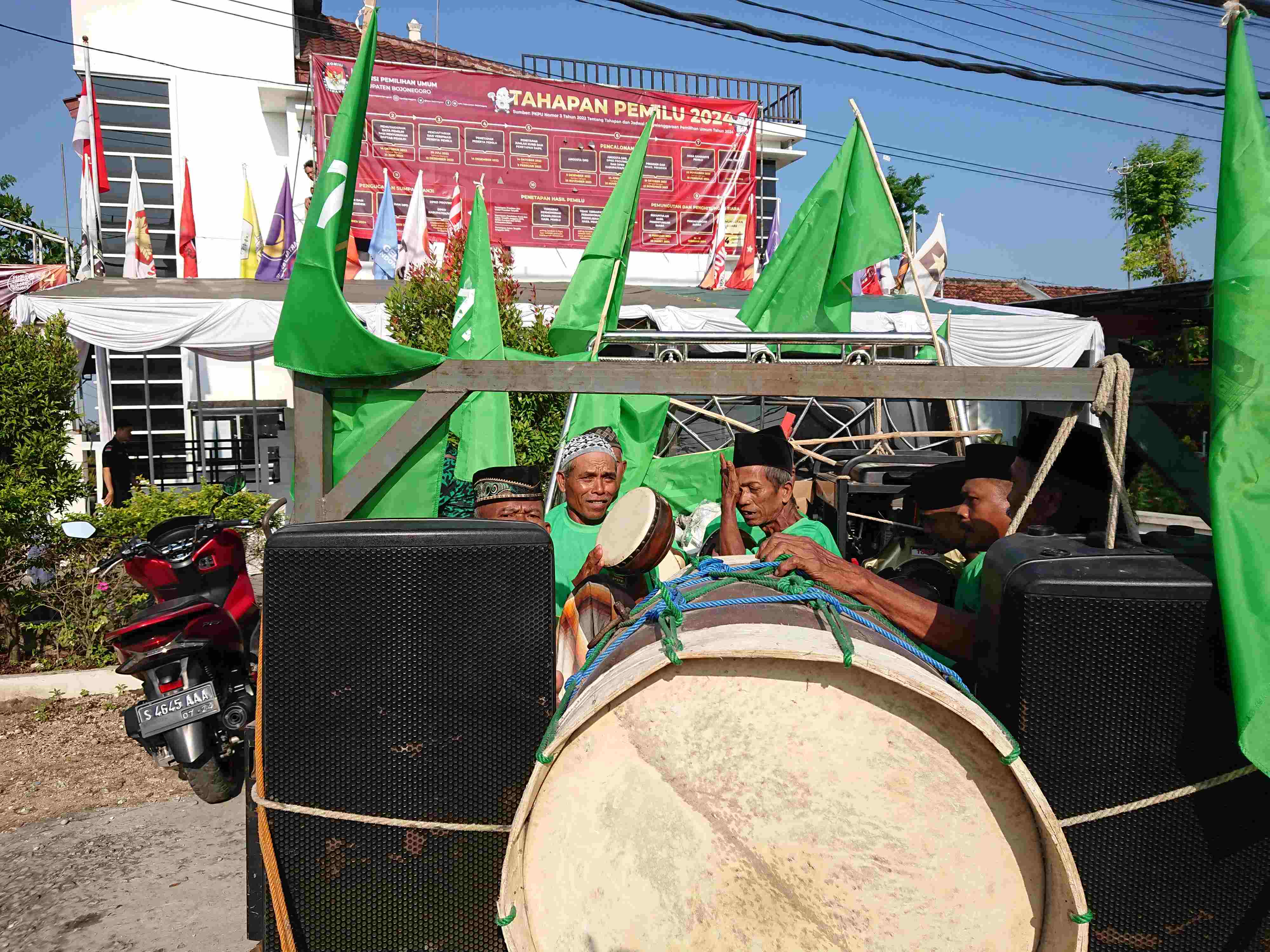 Diiring Jedor, DPC PPP Bojonegoro Serahkan Berkas Bacaleg Ke KPU