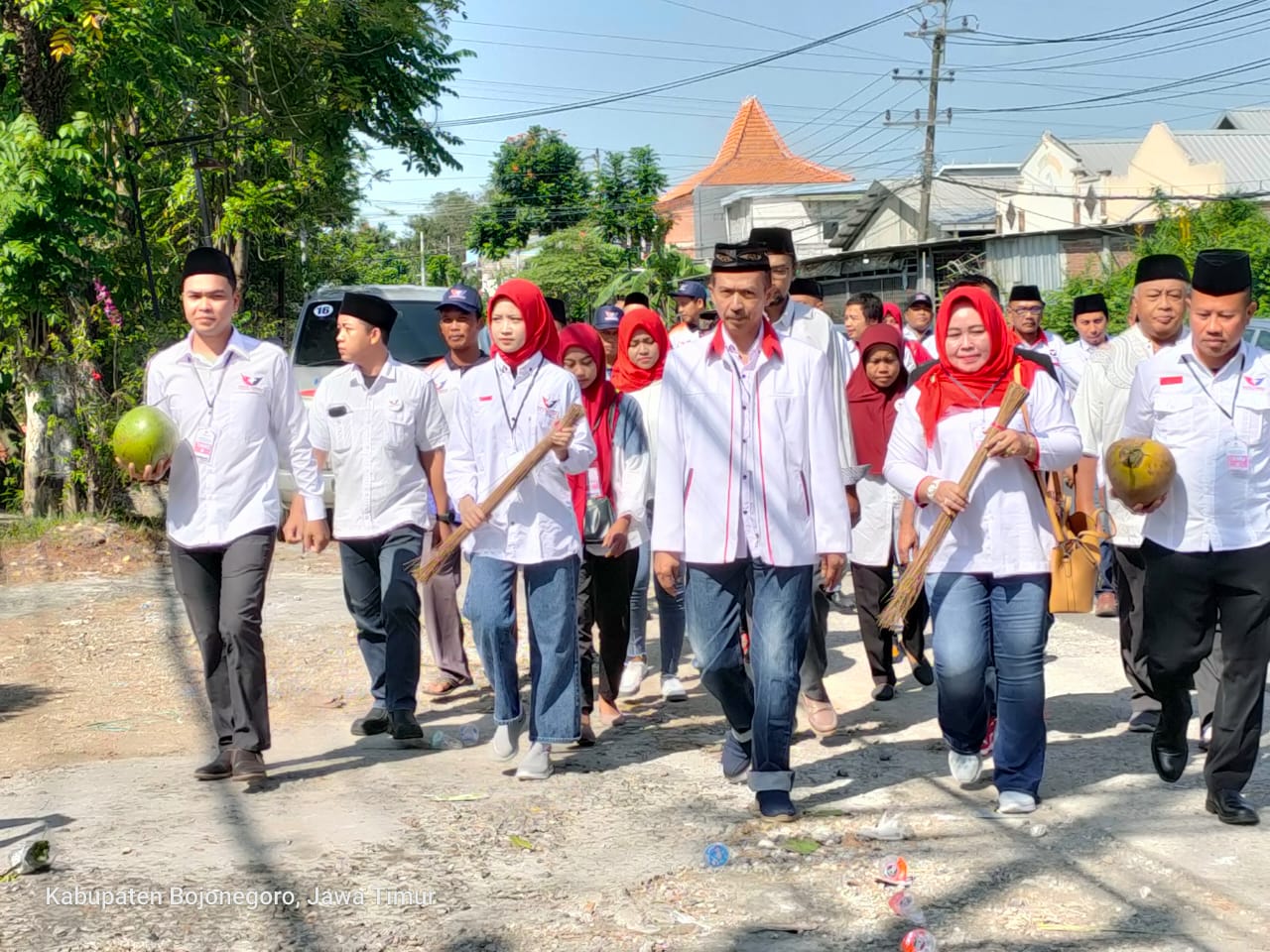 Serahkan Sapu Dan Kelapa ke KPU, Perindo Jaga Kekompakan Beri Kemaslahatan