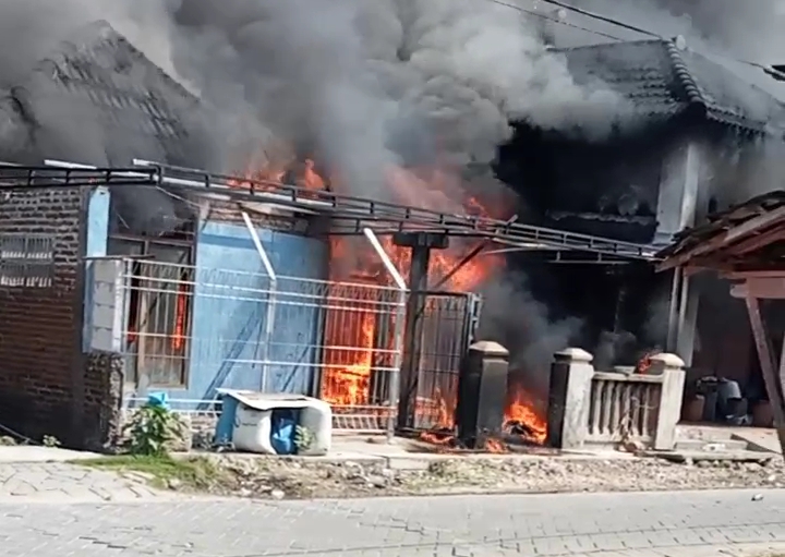 Dua Rumah di Blongsong Bojonegoro Ludes Terbakar, Kerugian Capai Rp250 Juta