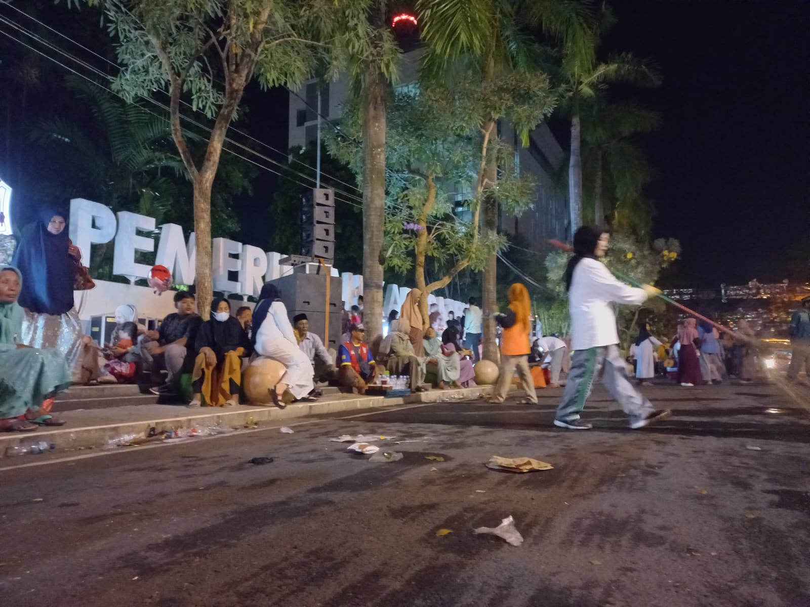 Tetap Menjaga Kebersihan di Sela Keramaian