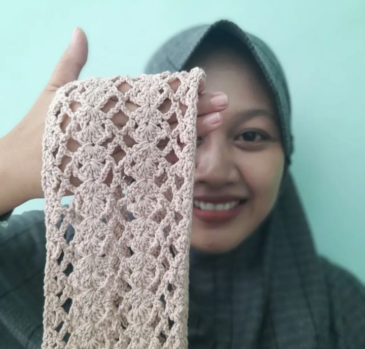 Ibu Rumah Tangga Bonorejo Berkreasi dan Berwirausaha Lewat Rajutan