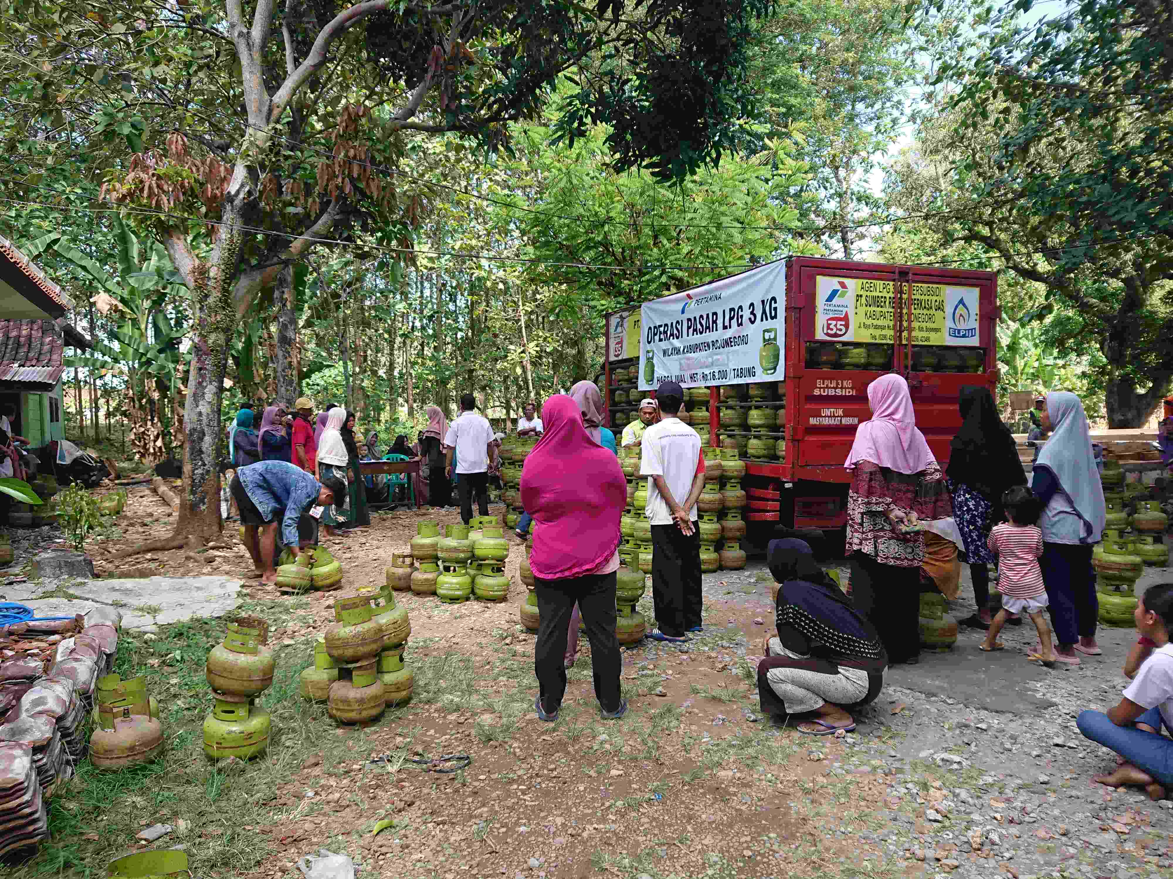 Warga Dander Serbu Spot Operasi Pasar LPG 3 Kg