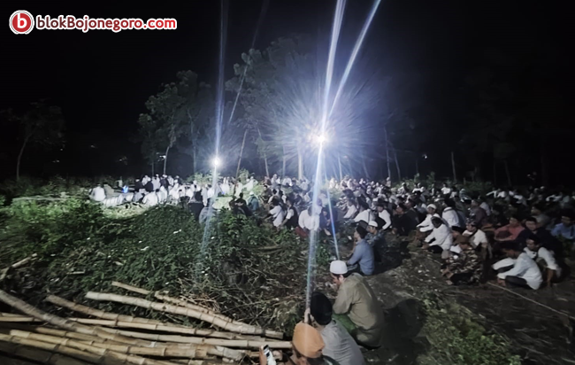 Malam di Pesarean Mbah Djabbar Tsani Maskumambang Gresik