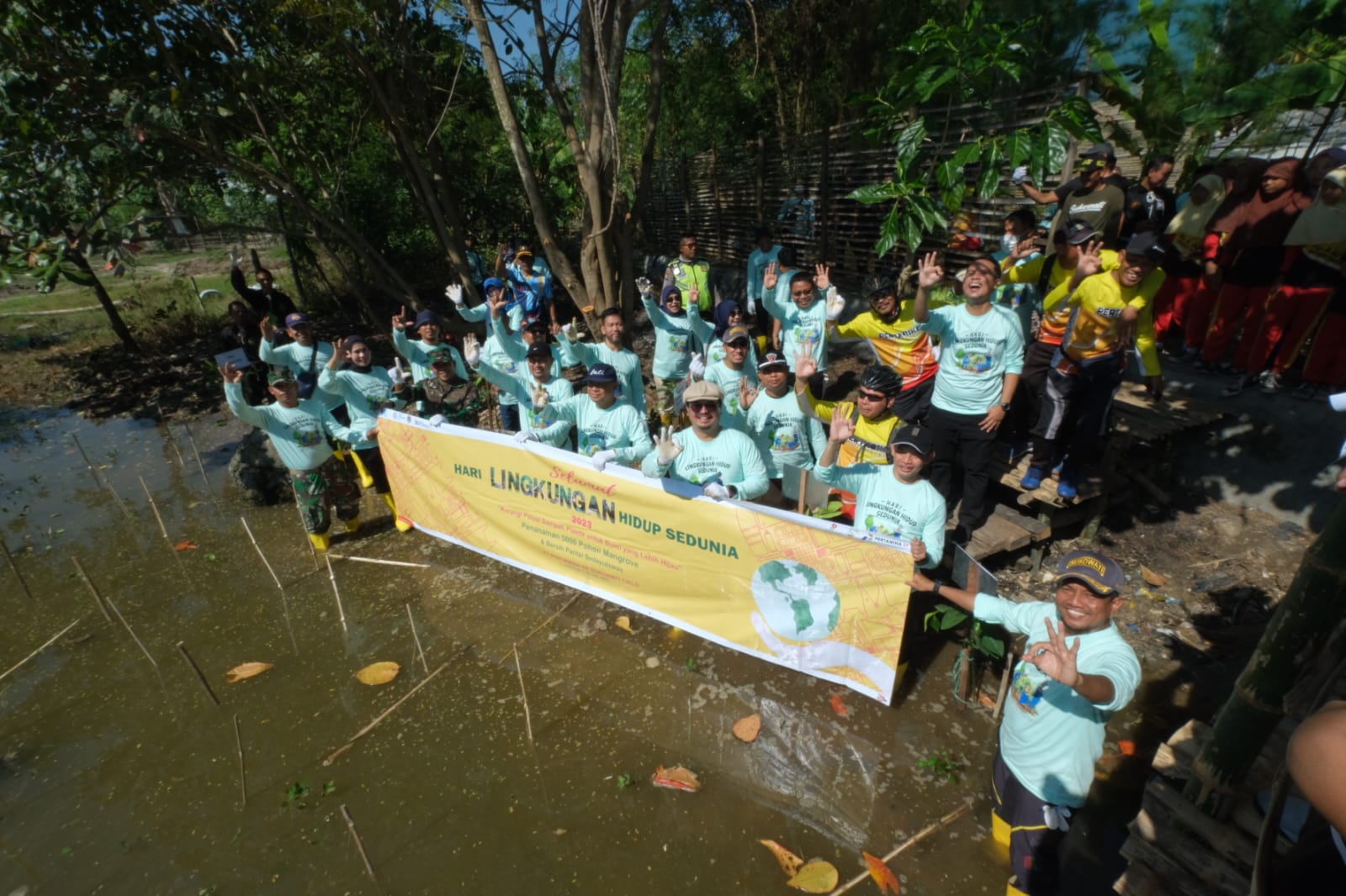 Kurangi Sampah Plastik, Pertamina EP Sukowati Field Bersih-bersih Pantai dan Tanam Mangrove