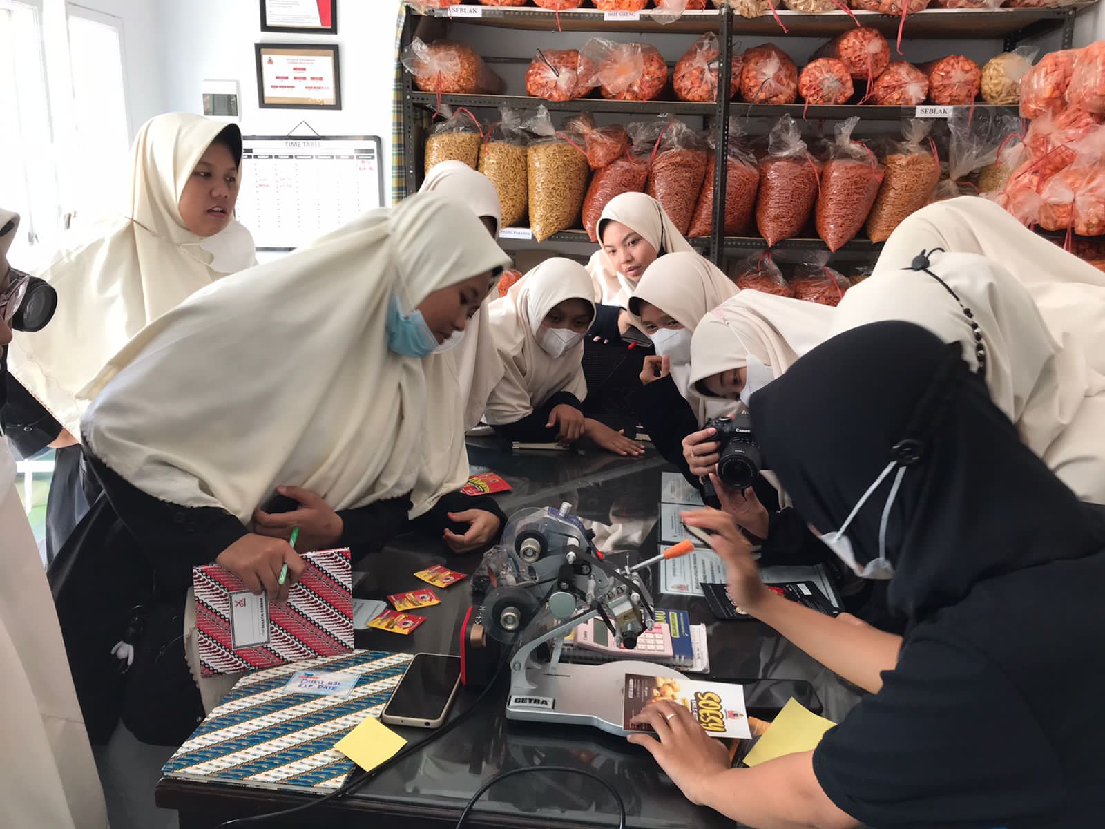 Tebar Virus UMKM Lewat Superheru Spesialis Makaroni dan Camilan