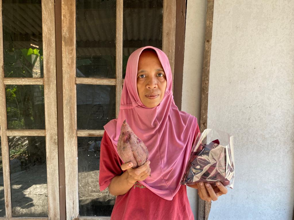 Membungkus Untung dari Produksi Penjualan Keripik Ubi Ungu