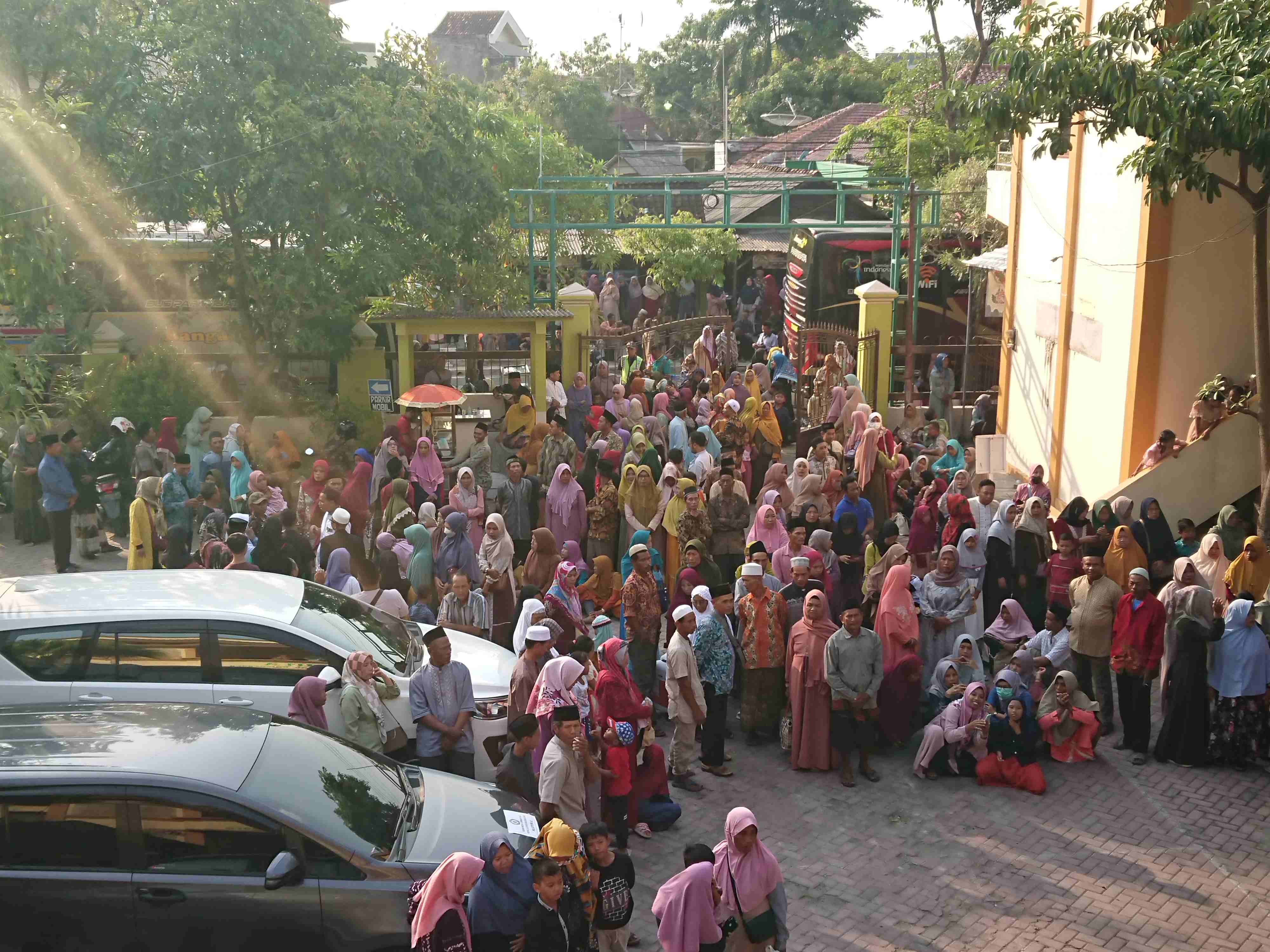 Para Pengantar Tamu Allah Penuhi Halaman Kemenag Bojonegoro